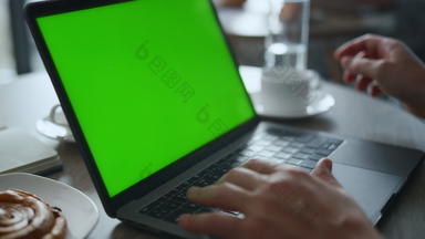 男人。手打字键盘移动PC电脑绿色屏幕咖啡馆餐厅表格